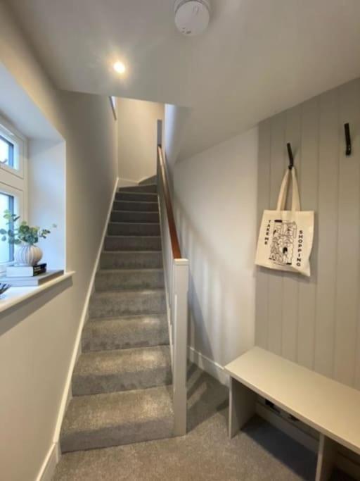 New Modern Studio Apartment Near To City Centre ซอลส์บรี ภายนอก รูปภาพ