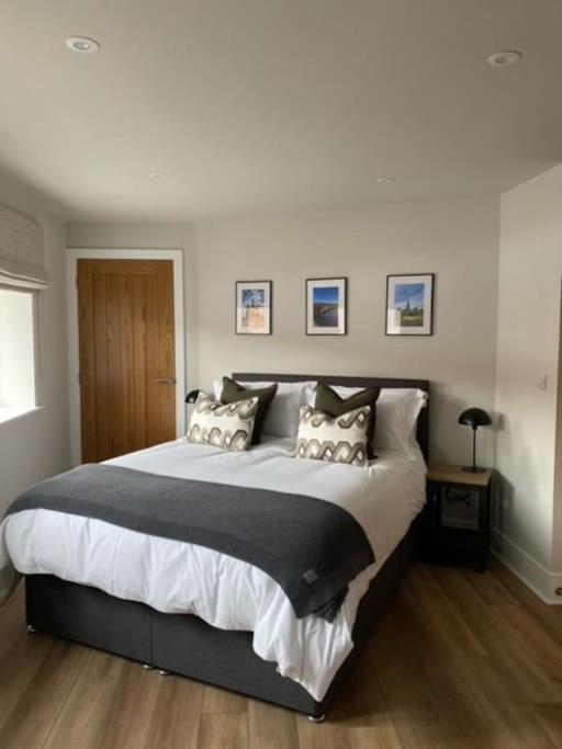 New Modern Studio Apartment Near To City Centre ซอลส์บรี ภายนอก รูปภาพ