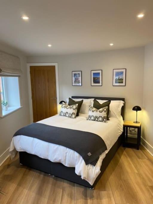 New Modern Studio Apartment Near To City Centre ซอลส์บรี ภายนอก รูปภาพ