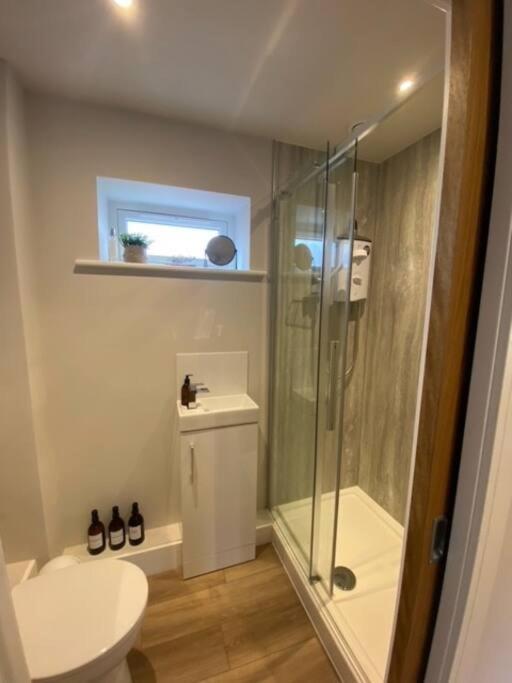 New Modern Studio Apartment Near To City Centre ซอลส์บรี ภายนอก รูปภาพ