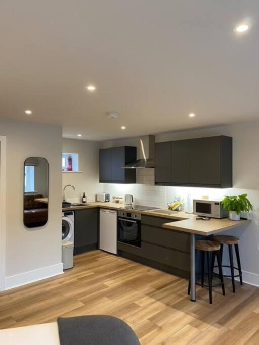 New Modern Studio Apartment Near To City Centre ซอลส์บรี ภายนอก รูปภาพ