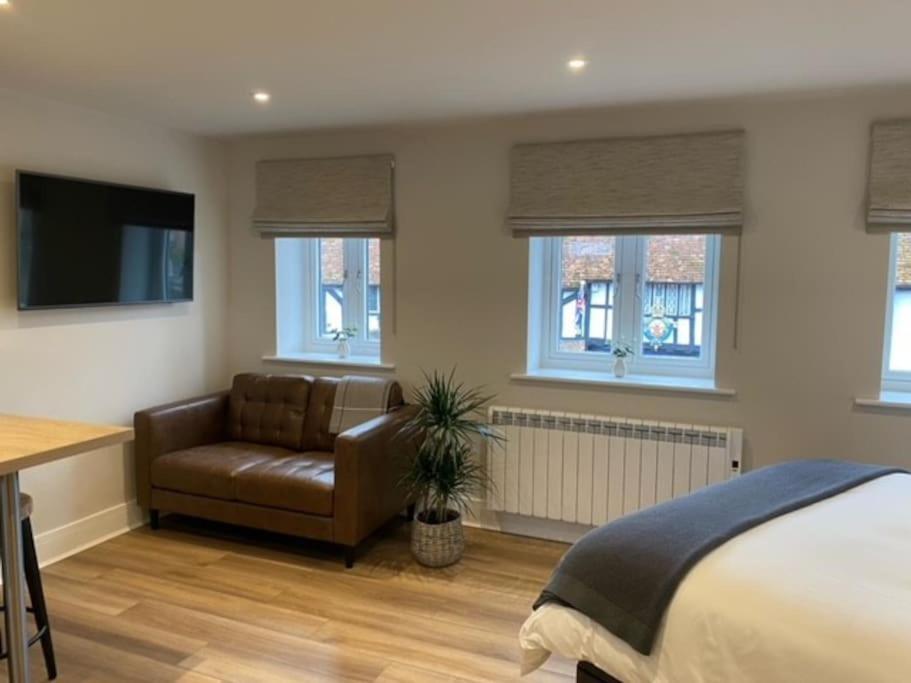 New Modern Studio Apartment Near To City Centre ซอลส์บรี ภายนอก รูปภาพ